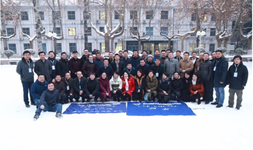 参会人员集体合影留念 参会人员集体合影留念